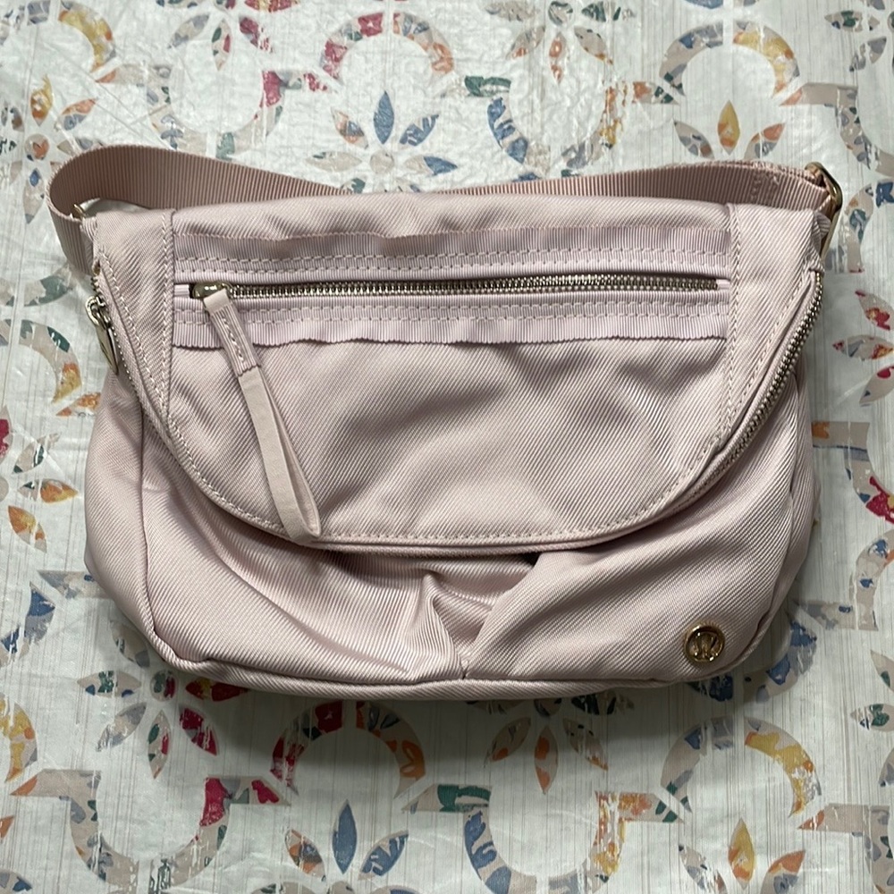 Lululemon Festival crossbody
